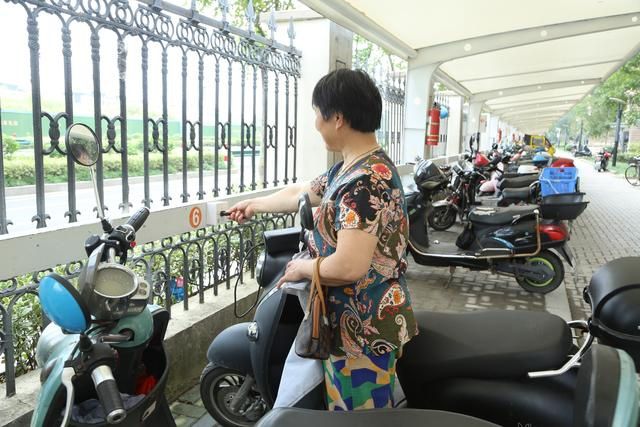 八里店镇：智能充电桩上岗 美丽小区更宜居